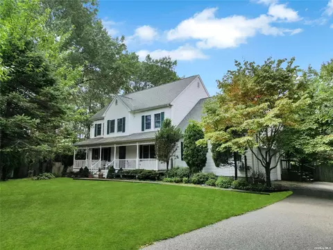 8 Donnelly Ct, Manorville, NY 11949