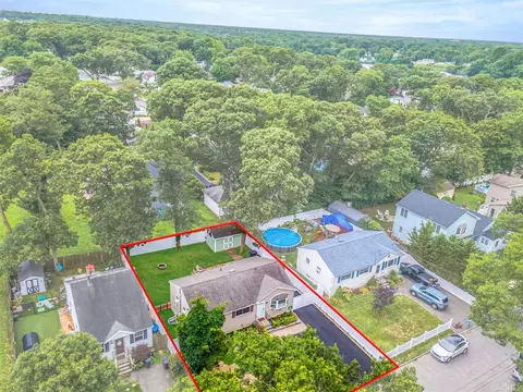 80 Newman St, Patchogue, NY 11772