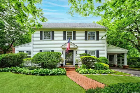 43 Maple Dr, Great Neck, NY 11021