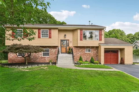 23 Nicole Ct, Bohemia, NY 11716