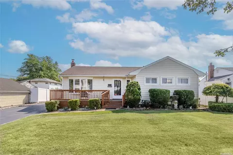 592 Chestnut Ln, East Meadow, NY 11554