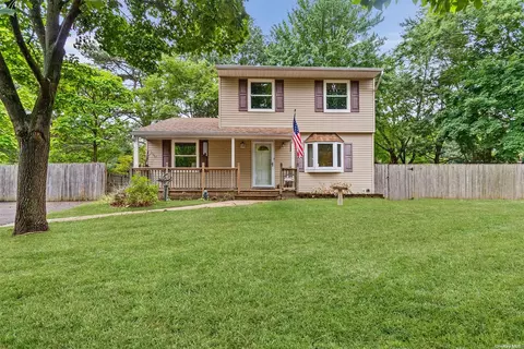 12 Grace Ln, Coram, NY 11727