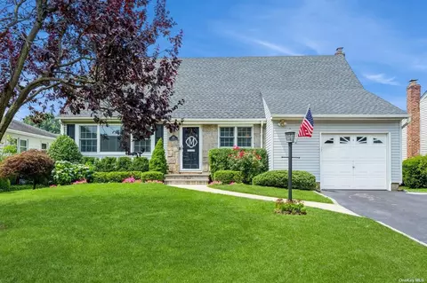 202 Meadbrook Rd, Garden City, NY 11530