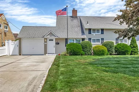 11 Celestial Ln, Levittown, NY 11756