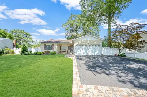 26 Beaumont Ln, Lake Grove, NY 11755