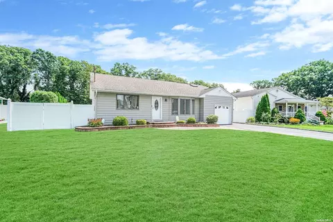 21 Seusing Blvd, Ronkonkoma, NY 11779