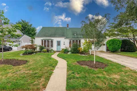 33 Oaktree Ln, Levittown, NY 11756