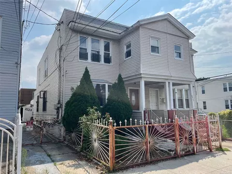 88-61 76th St, Woodhaven, NY 11421