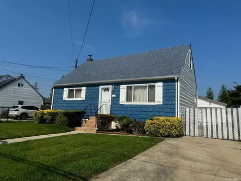 160 Cabota Ave, Copiague, NY 11726
