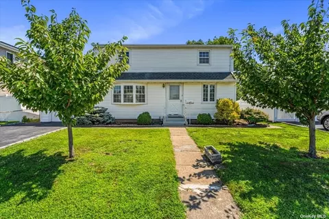 43 Ketchams Rd, Hicksville, NY 11801