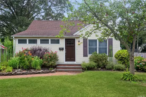 17 Walnut Ave, Patchogue, NY 11772