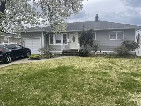 1040 N Clinton Ave, Lindenhurst, NY 11757
