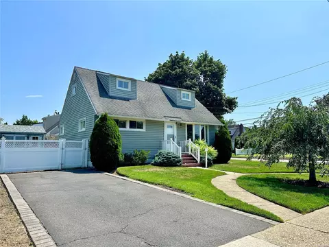 3 Hart St, Farmingdale, NY 11735
