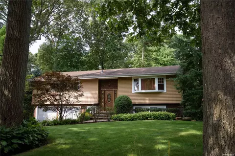 4 Campbell Dr, Dix Hills, NY 11746