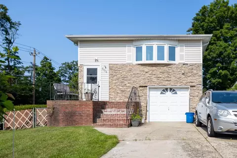 504 Mount Pl, West Babylon, NY 11704