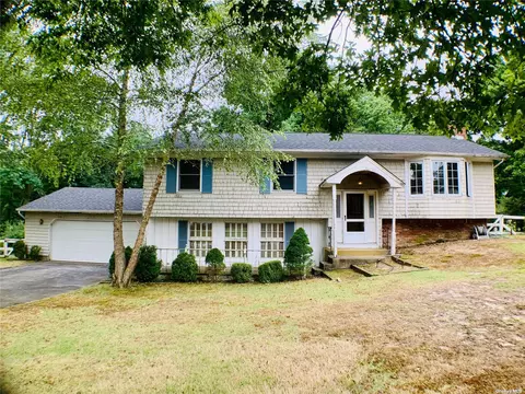 41 Michaels Ln, Wading River, NY 11792