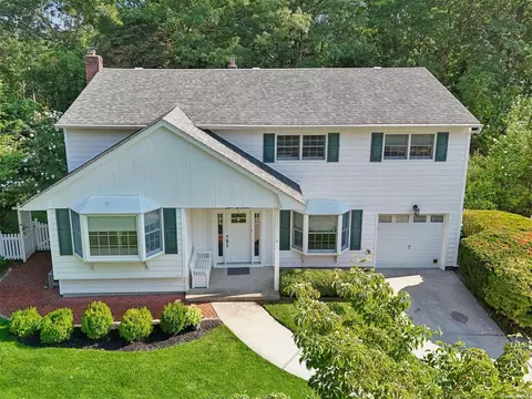 23 Dione Ln, Hauppauge, NY 11788