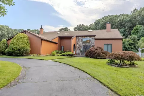 100 W Farm Dr, Melville, NY 11747