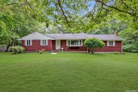 49 Deer Path Rd, Central Islip, NY 11722