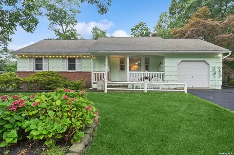 15 Yale Dr, Hampton Bays, NY 11946