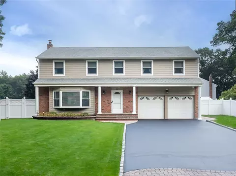 55 Lindron Ave, Smithtown, NY 11787