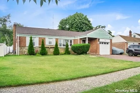 781 Dean Dr, North Baldwin, NY 11510