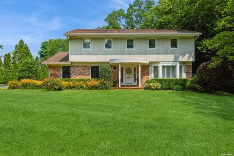 94 Tara Dr, East Hills, NY 11576