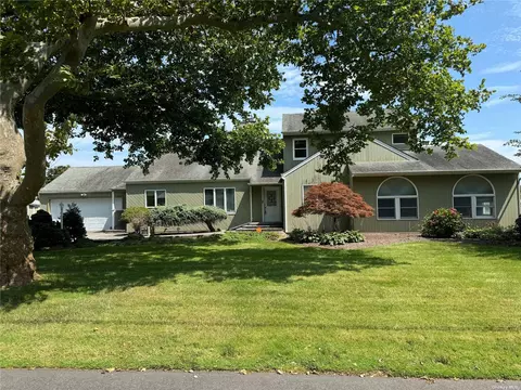37 E Davison Ln, West Islip, NY 11795