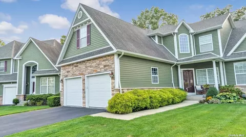 104 Victoria Pl #104, Melville, NY 11747