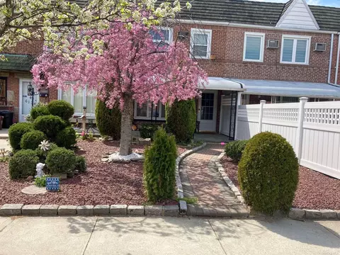 61-32 78th St, Middle Village, NY 11379
