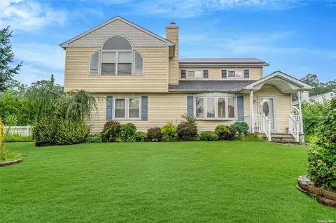 19 Acorn St, Ronkonkoma, NY 11779