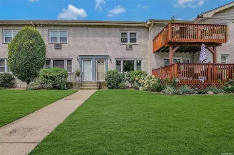 91 Finch Ln #91, Islip, NY 11751
