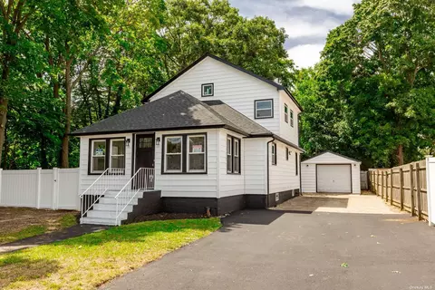 66 Penataquit Ave, Bay Shore, NY 11706