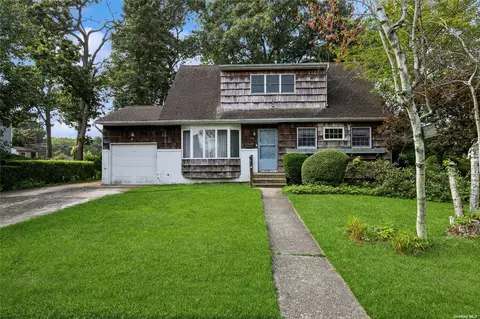 16 Wayne Pl, Commack, NY 11725