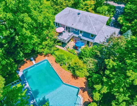 12 Milleridge Ln, Smithtown, NY 11787