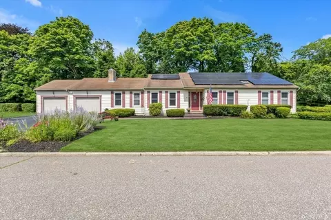 6 Marina Ln, Bayport, NY 11705