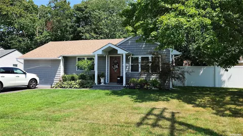 1091 Courtland Dr, Bay Shore, NY 11706