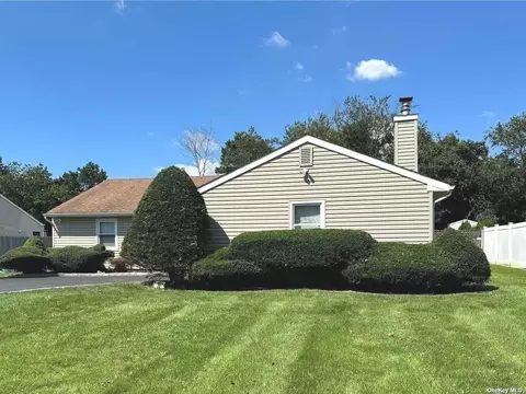 20 Blueberry Ln, Patchogue, NY 11772