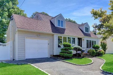 34 Frances Ln, Massapequa Park, NY 11762