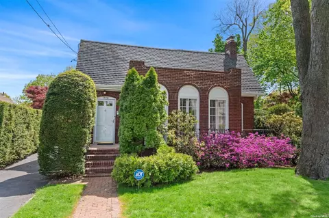 20 Willow Ave, Huntington, NY 11743
