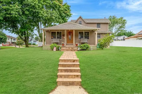 491 S 13th St, Lindenhurst, NY 11757