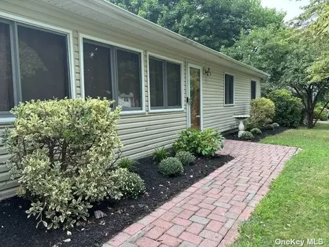 3 Bradley Dr, Shoreham, NY 11786