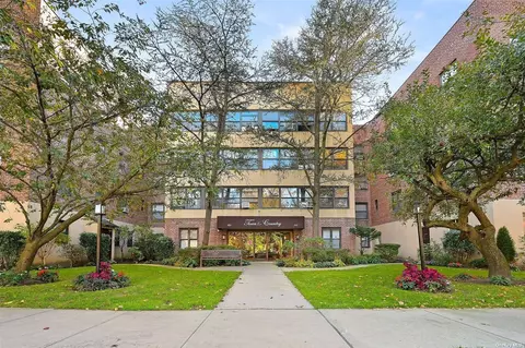 40 Schenck Ave #2G, Great Neck, NY 11021