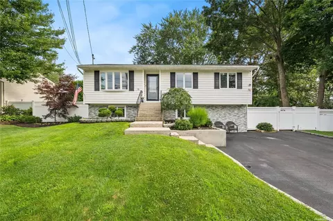 16 Strauss Ave, Selden, NY 11784