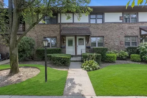 112 Mariners Way #112, Copiague, NY 11726