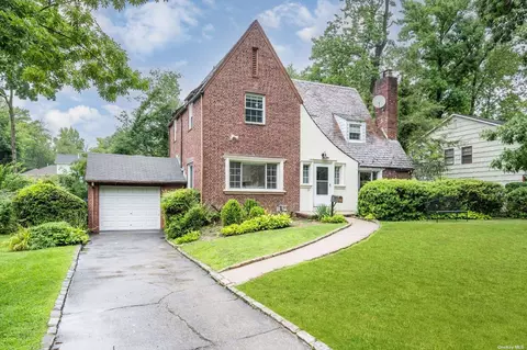 19 Hutchinson Ct, Great Neck, NY 11023