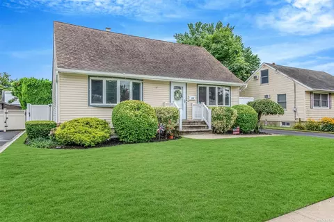 608 Bermuda Rd, West Babylon, NY 11704