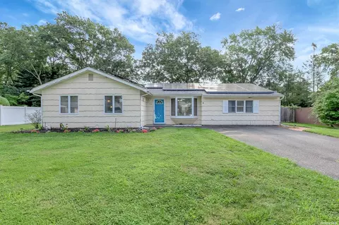 20 Elkin Dr, Middle Island, NY 11953