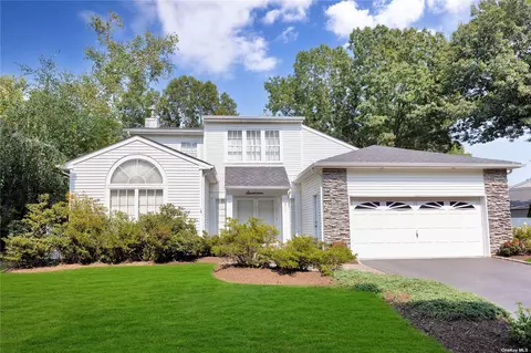 17 Morning Glory Dr, Lake Grove, NY 11755