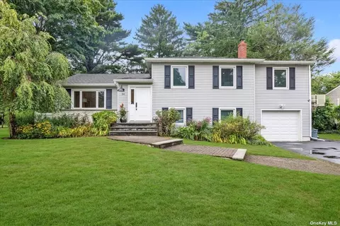 24 Saturn Ct, Syosset, NY 11791